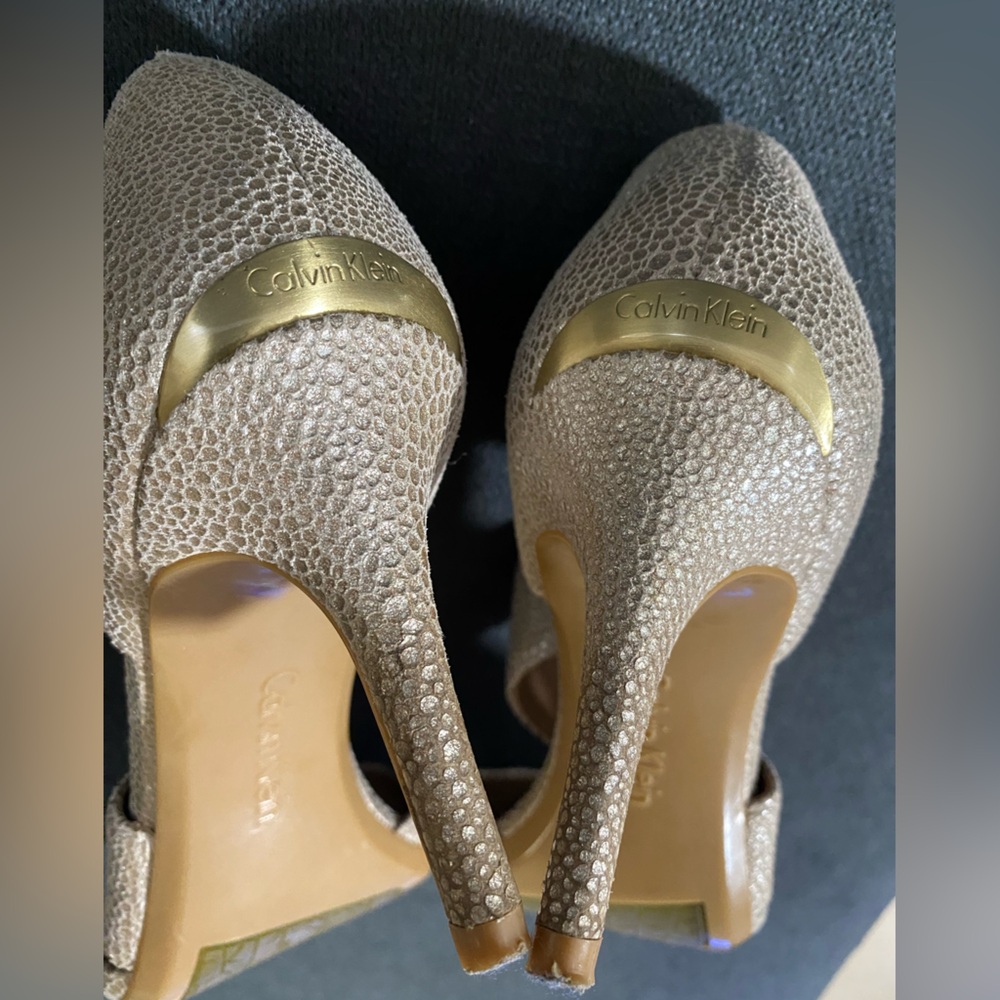 Calvin Klein Gella Pump - Picture 14 of 16